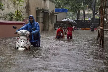 बारिश ने लगाया मुंबई की रफ्तार पर ब्रेक
