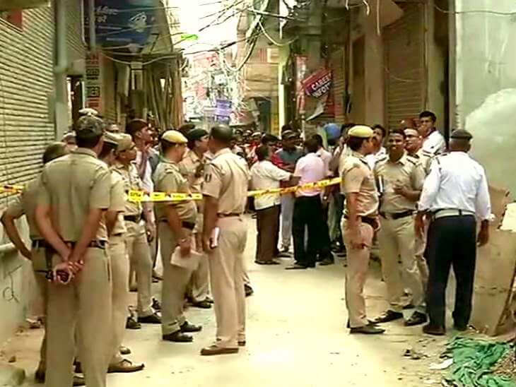 दिल्ली मे दिल दहलाने वाली घटना: एक घर में लटके मिले 11 शव