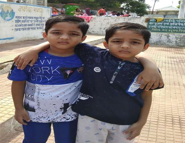 जुड़वा बच्चों को स्कूल बस से किया अगवा, 20 लाख फिरौती लेने के बाद की हत्या, भारी बवाल, पुलिस तैनात