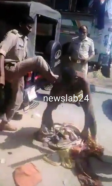वाराणसी पुलिस का बर्बर चेहरा, बीच सड़क पर एक शख्स की बेरहमी से पिटाई- वीडियो देखें