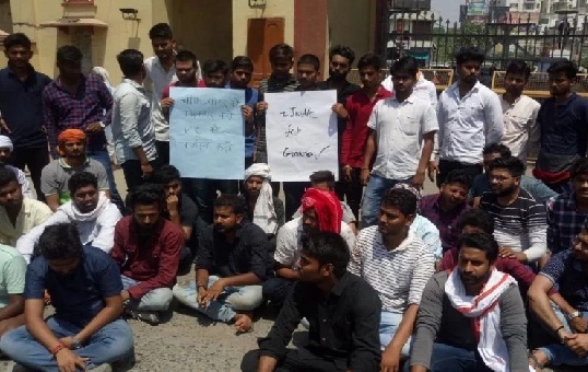 BHU गौरव हत्याकांड: धरने पर बैठे छात्र, चीफ प्रॉक्टर की गिरफ्तारी और VC के इस्तीफे की मांग