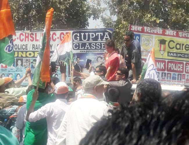 बिजनौर: प्रियंका के रोड शो में, कांग्रेस व BJP कार्यकर्ता भिड़े