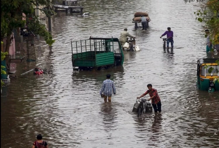 मुंबई में बारिश से थमी ज़िंदगी, अब तक तीन की मौत