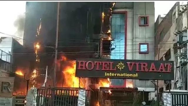 लखनऊ: चारबाग के 2 होटलों में लगी भीषण आग, 4 की मौत, कई झुलसे
