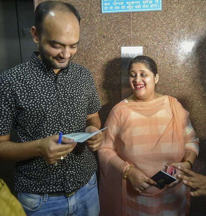 सोशल मीडिया पर जबरदस्त रिएक्शन: पासपोर्ट अधिकारी के समर्थन में आए लोग