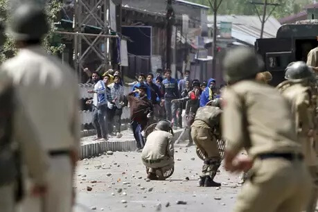 जम्मू-कश्मीर: सेना और पत्थरबाजों के बीच संघर्ष, 3 की मौत