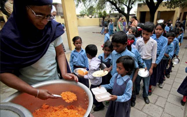 नई दिल्ली: मिड डे मील खाने से 26 से अधिक बच्चे बीमार