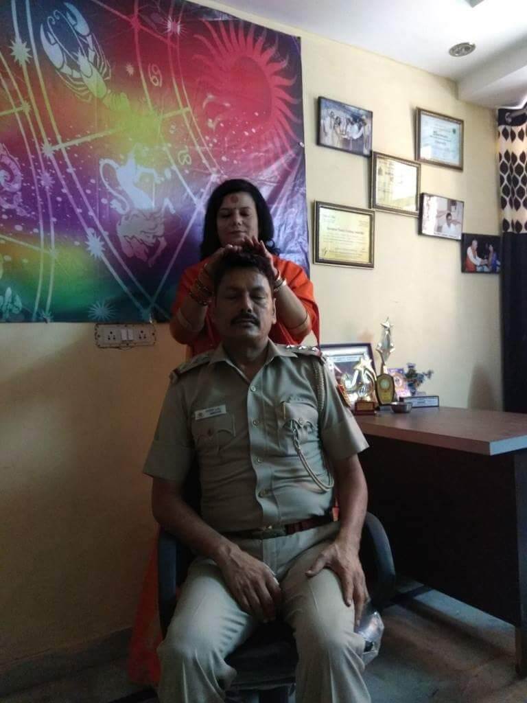 SHO को गुरु मां का आशीर्वाद लेना पड़ा महंगा, भेजा गया पुलिस लाइन