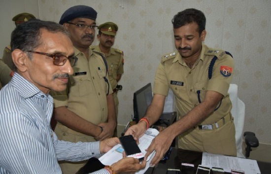 वाराणसी पुलिस ने किया ऐसा काम, कई चेहरों पर आई मुस्कान