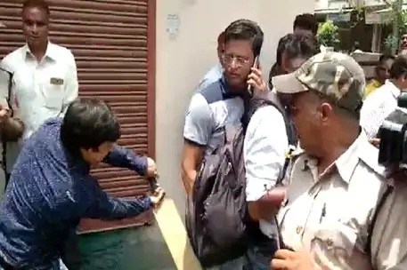 BJP विधायक की गुंडागर्दी: निगम अधिकारी को बैट से पीटा, देखें वीडियो