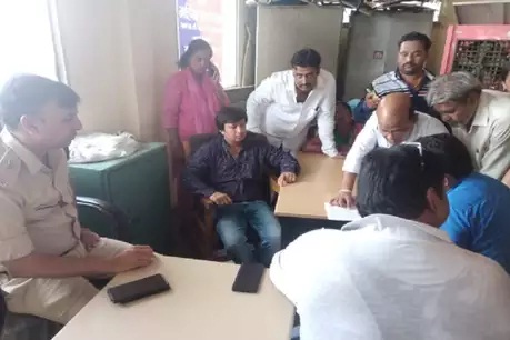 बीजेपी विधायक गिरफ्तार, बल्ले से की थी अधिकारी की पिटाई