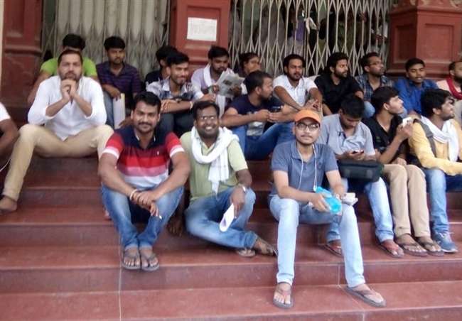 BHU: कर्मचारियों को अंदर बंद कर छात्र धरने पर बैठे