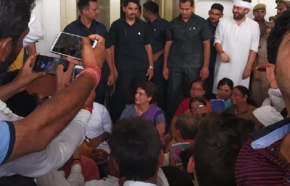 मिर्जापुर: प्रियंका गांधी का धरना जारी, कहा- सोनभद्र के पीड़ितों से मिले बिना नहीं जाऊंगी