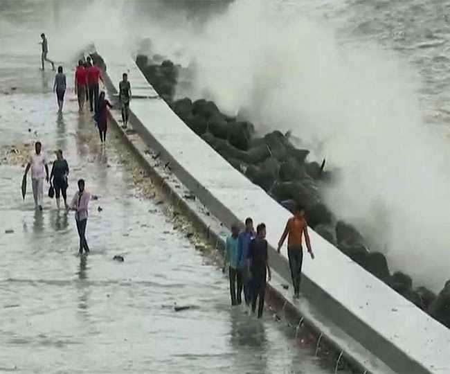 बेहाल मुंबई : रेल-सड़क और हवाई यातायात प्रभावित, समंदर की लहरें भी मार रही उफान, चेतावनी जारी