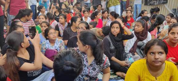 BHU: समर्थन में आई प्रियंका गांधी, छात्र-छात्राएं बड़े आंदोलन की ओर