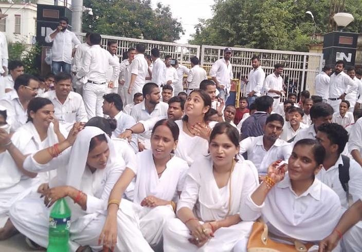 BHU: वेतन कटौती के विरोध में धरना दिए MTS
