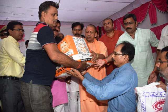 वाराणसी: CM योगी ने बाढ़ की विभीषिका देखा, राहत कार्यो का लिया जायजा