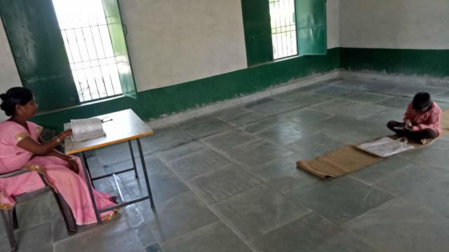 मीरजापुर: ‘नमक-रोटी’ वाले स्कूल का बहिष्कार, पढ़ने पहुंचा सिर्फ एक बच्चा