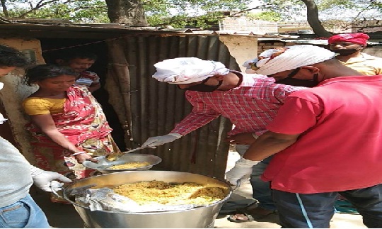 जरूरतमंदों तक भोजन पहुंचा रहीं महामना रक्तदान सेवा समिति