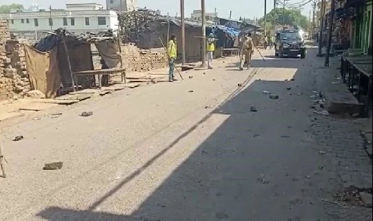 Lockdown: बाजार बंद कराने गई पुलिस टीम पर पथराव, एक सिपाही घायल