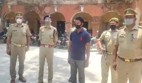 सोशल डिस्टेंसिंग के नाम पर कॉन्स्टेबल ने ऐसे की वसूली, गिरफ्तार
